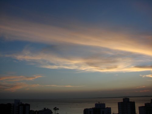 O véu da noite desce sobre a Bahia.